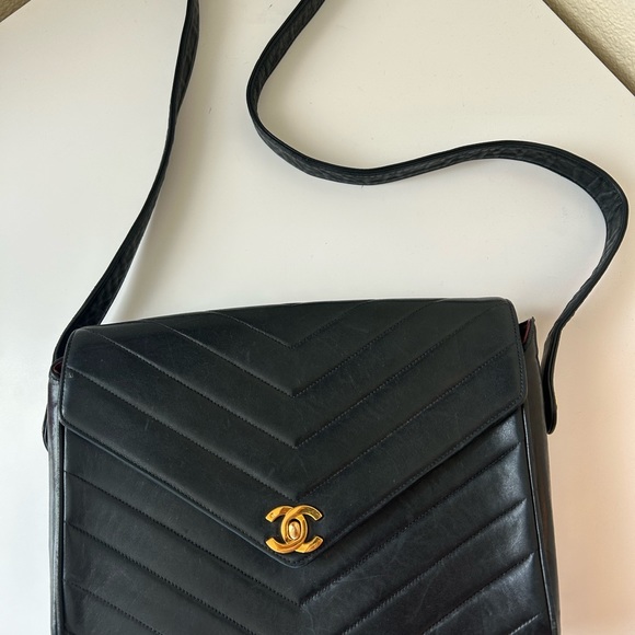 COPY - Vintage Chanel Envelope Turn-lock Bag - Picture 3 of 8